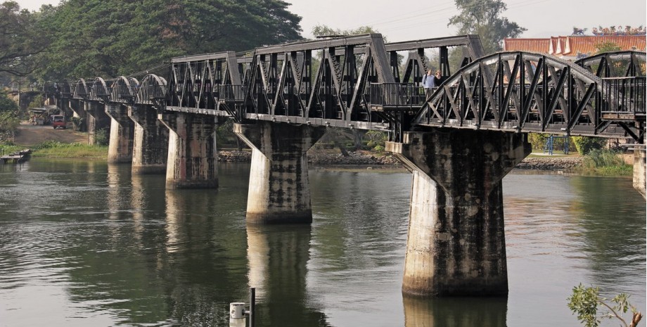 Marché flottant et pont de la rivière Kwai