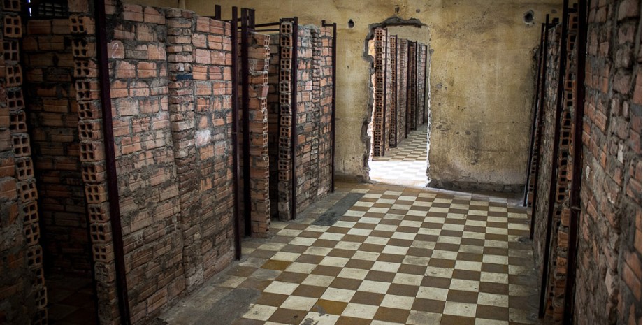 Visite du musée Tuol Sleng  et du camp d’exécution