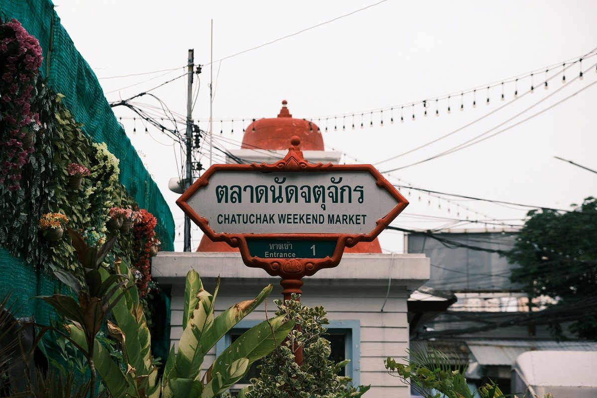 Panneau indicateur « Chatuchak Weekend Market » marquant l'entrée 1 du marché