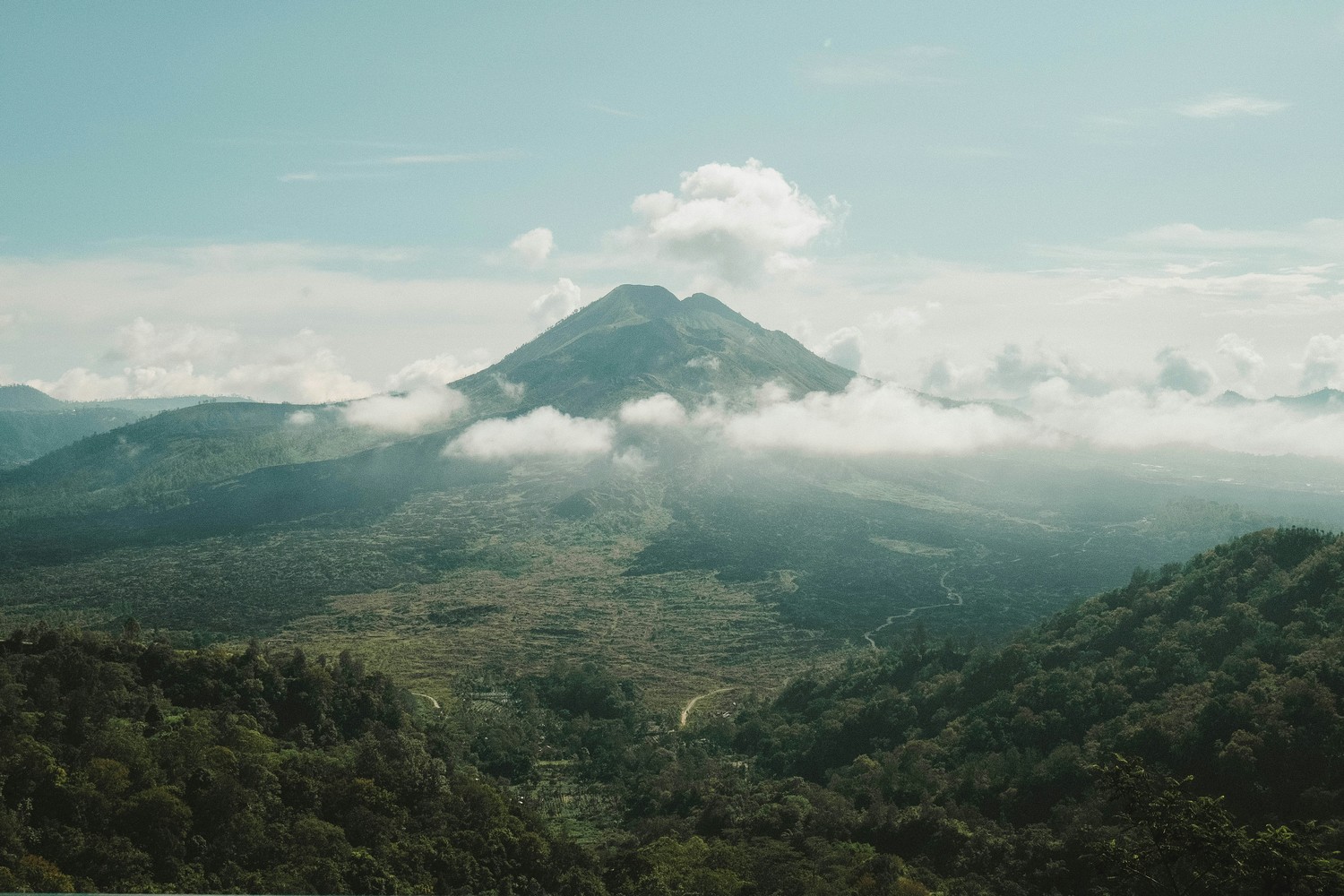 Le cône du mont Batur vu depuis le rebord de la caldeira à Kintamani
