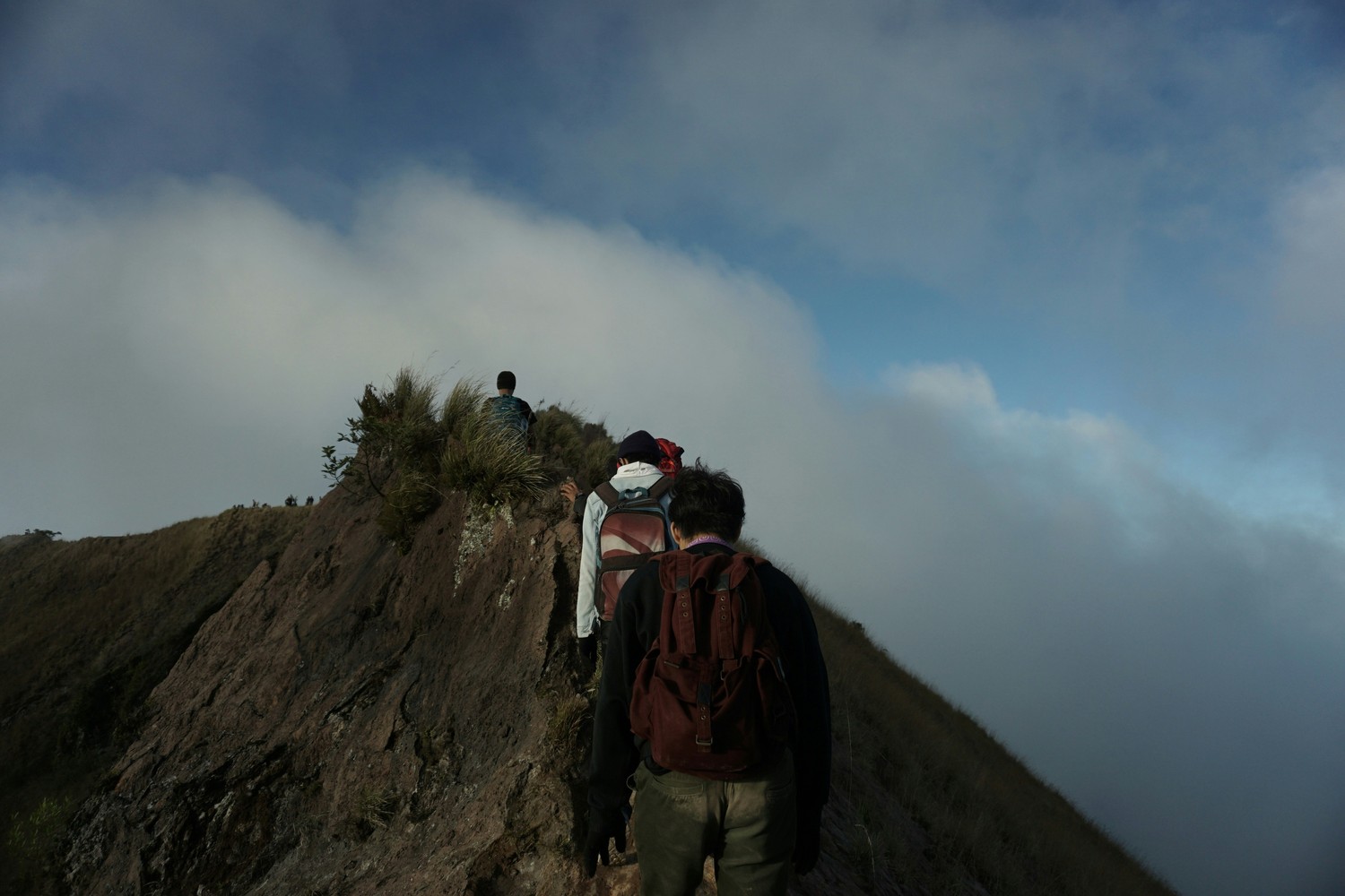 Randonneurs progressant sur le sentier de crête du mont Batur après le lever du soleil