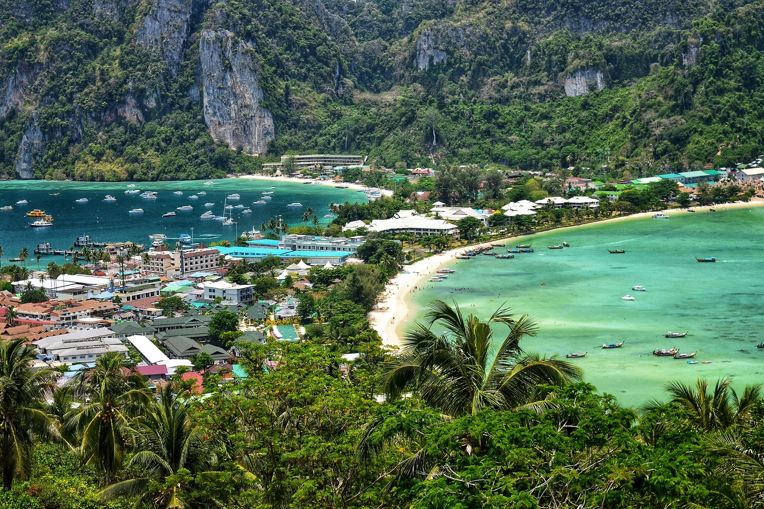 Vue depuis le viewpoint de Koh Phi Phi Don sur les deux baies et le village