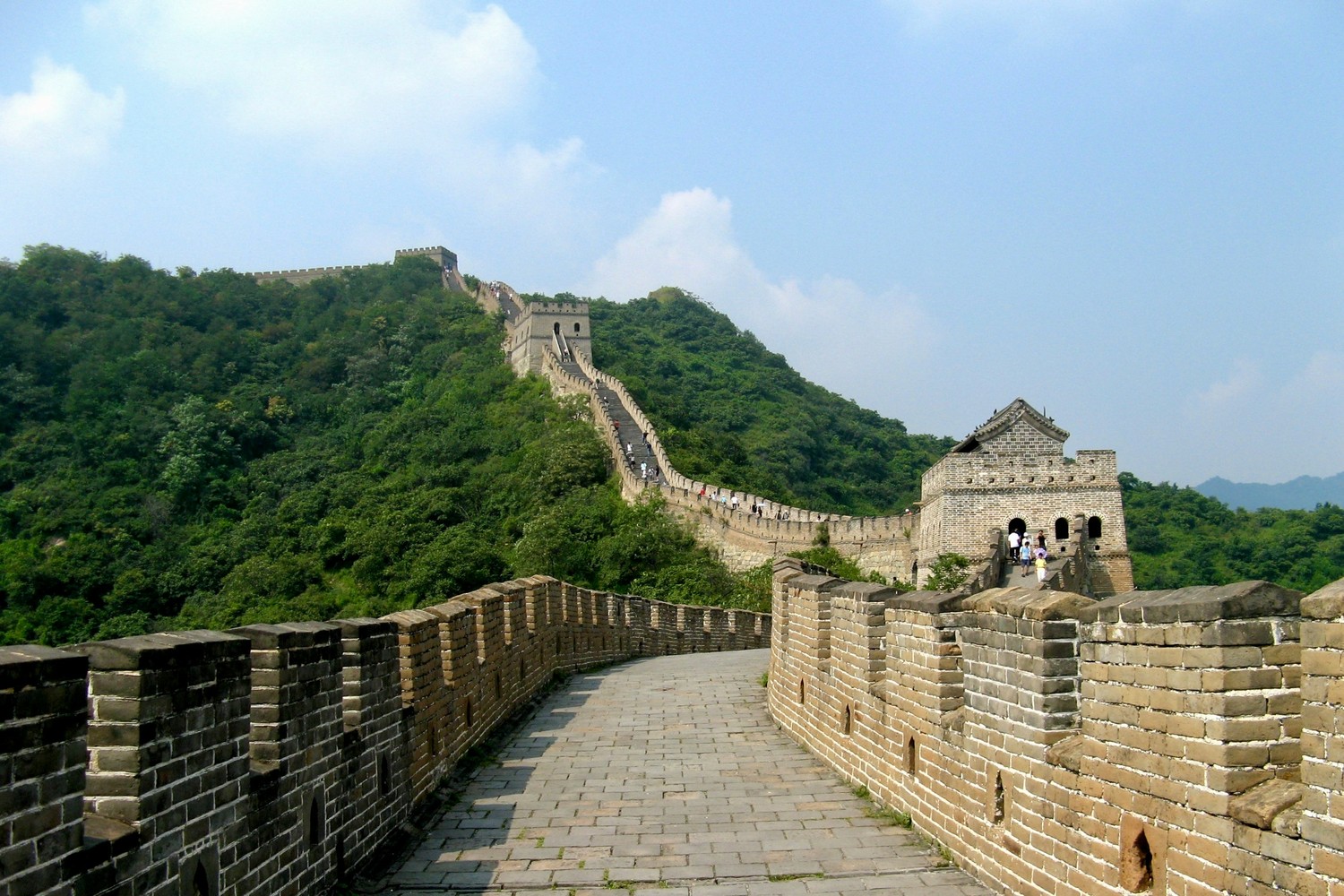 Chemin de ronde restauré de la Grande Muraille de Chine avec une tour de guet