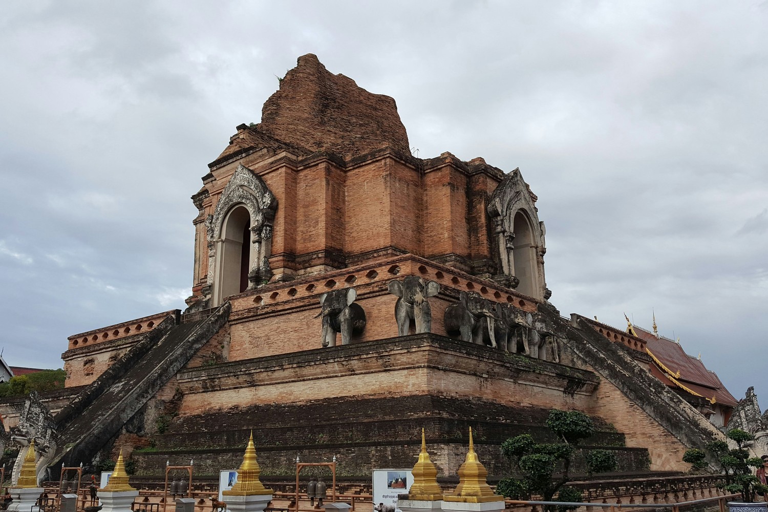 Le grand stupa en ruine du Wat Chedi Luang à Chiang Mai