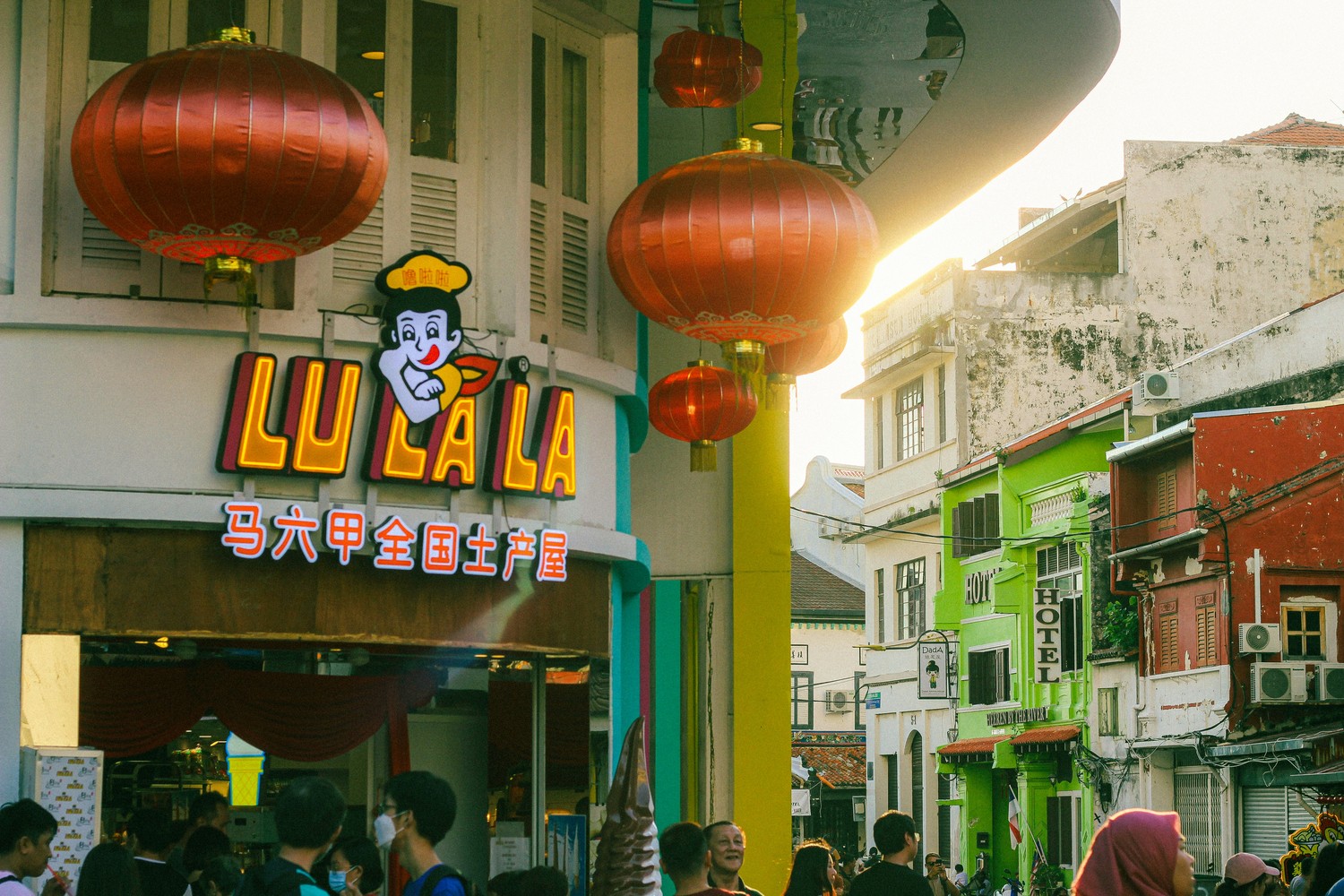 L'effervescence et les lanternes rouges dans la rue Jonker à Malacca