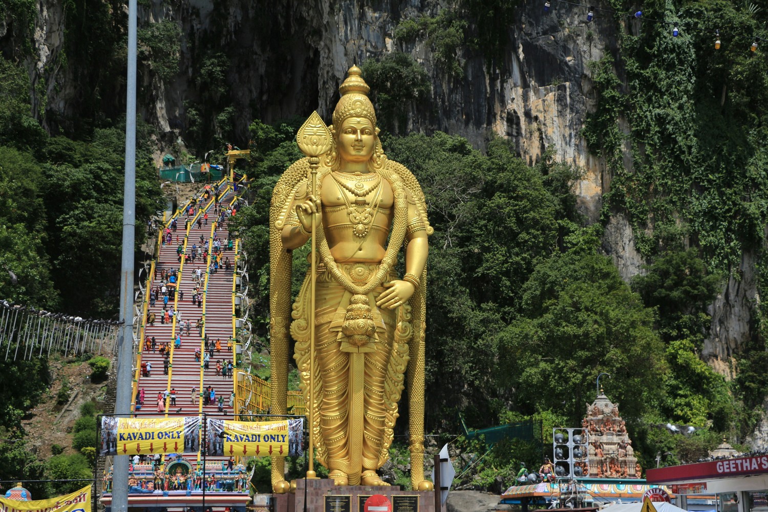 Statue dorée de Murugan et escalier couvert de pèlerins pendant Thaipusam aux Batu Caves