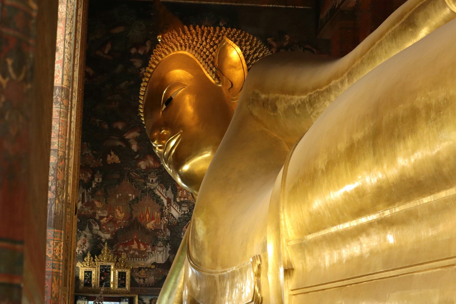 Statue monumentale du Bouddha couché dans le temple Wat Pho