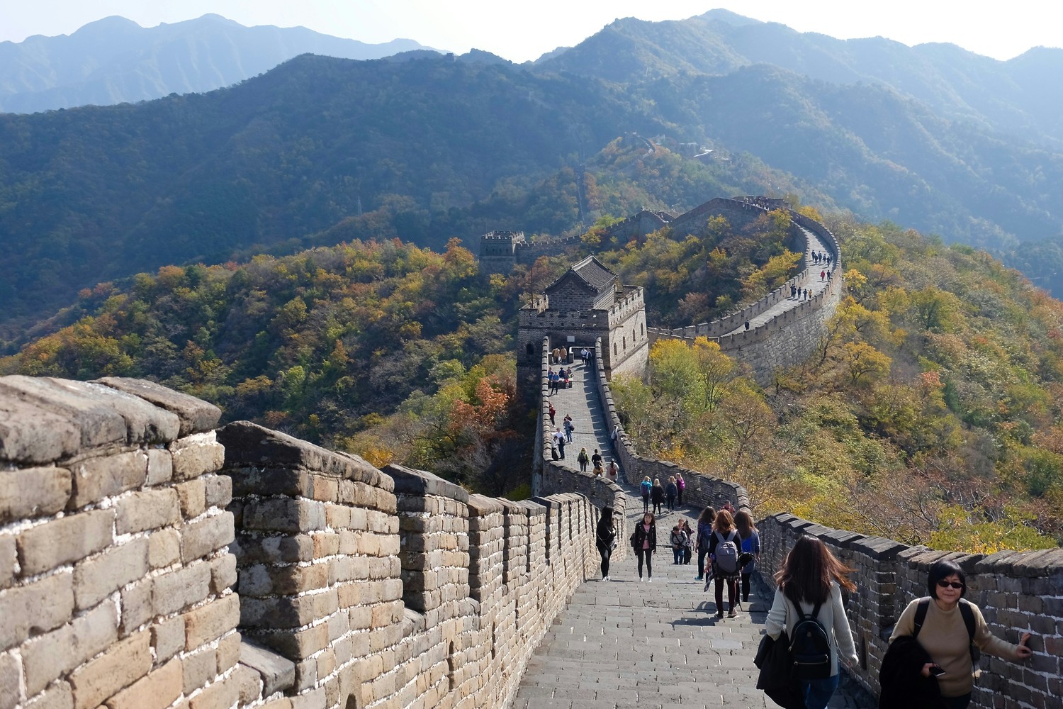 Visiteurs descendant les marches d'une section restaurée de la Grande Muraille de Chine