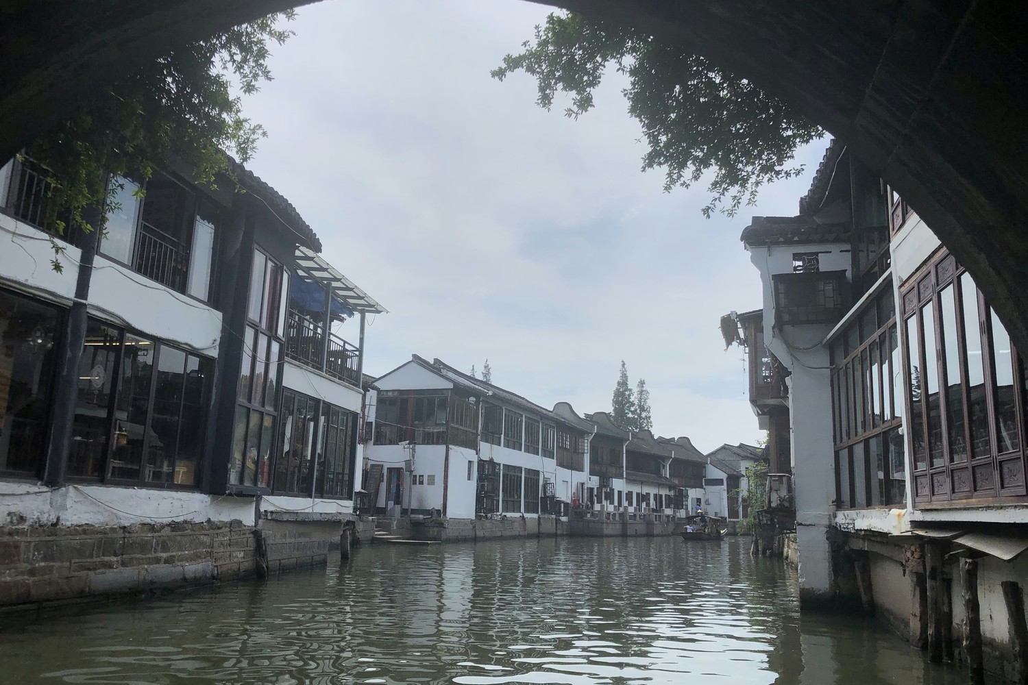 Barque traditionnelle naviguant sur les canaux de Suzhou