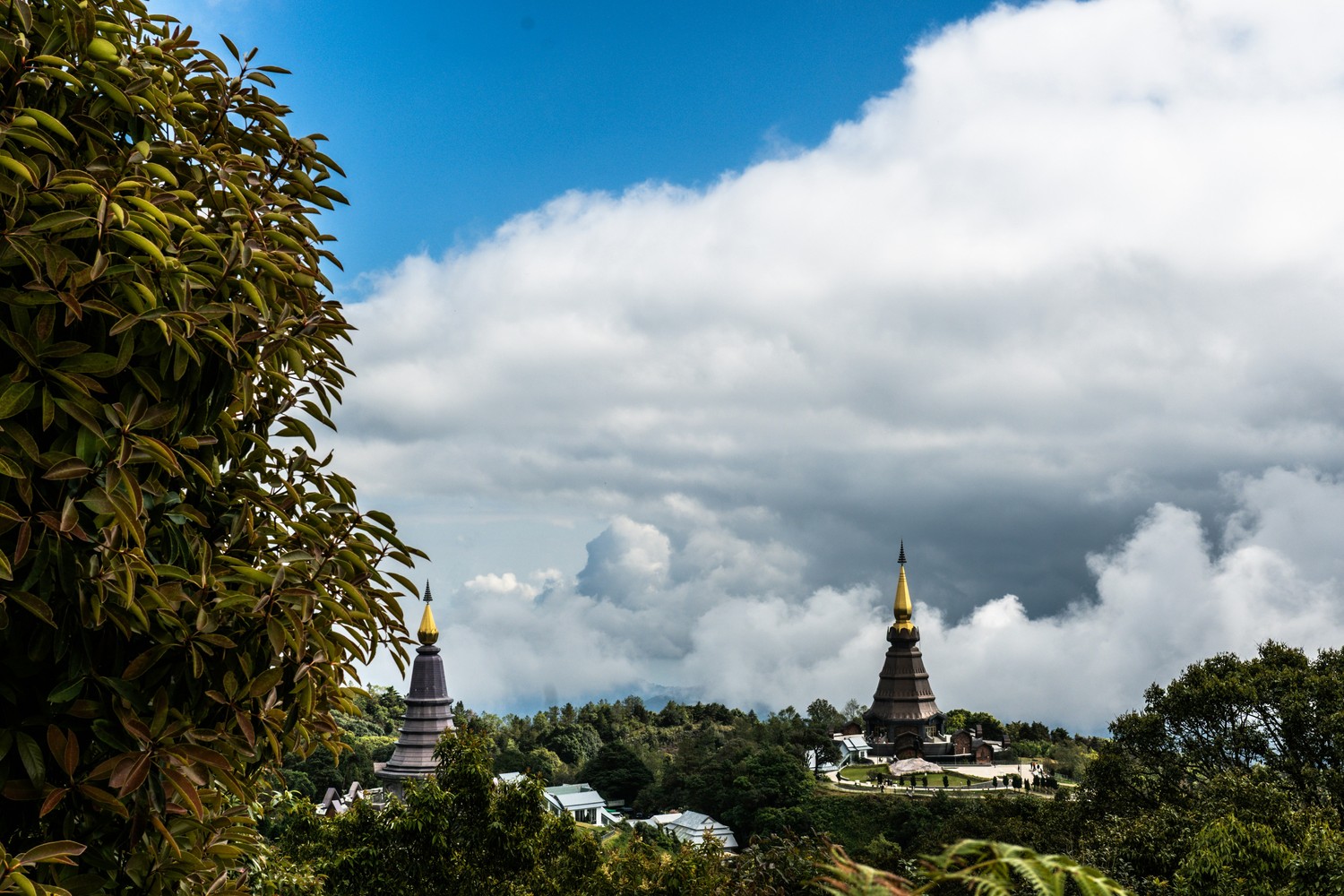 Les deux chedis royaux du Doi Inthanon émergeant des nuages