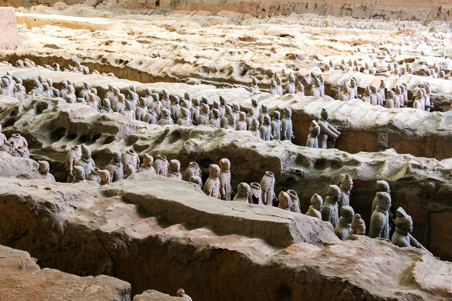 Rangées de guerriers en terre cuite dans la fosse numéro 1