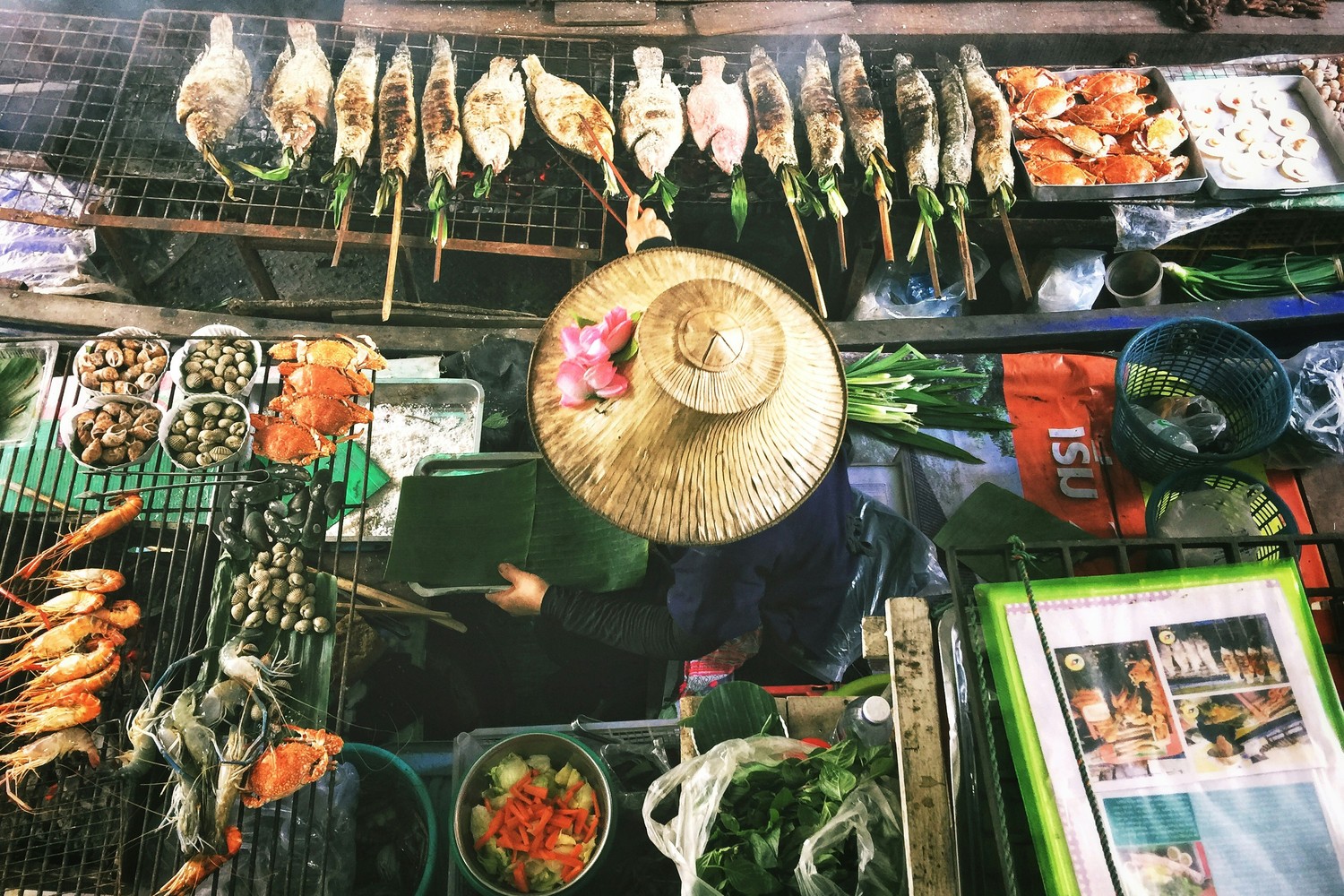 Poissons grillés en croûte de sel, crevettes et crabes sur un étal de marché thaïlandais