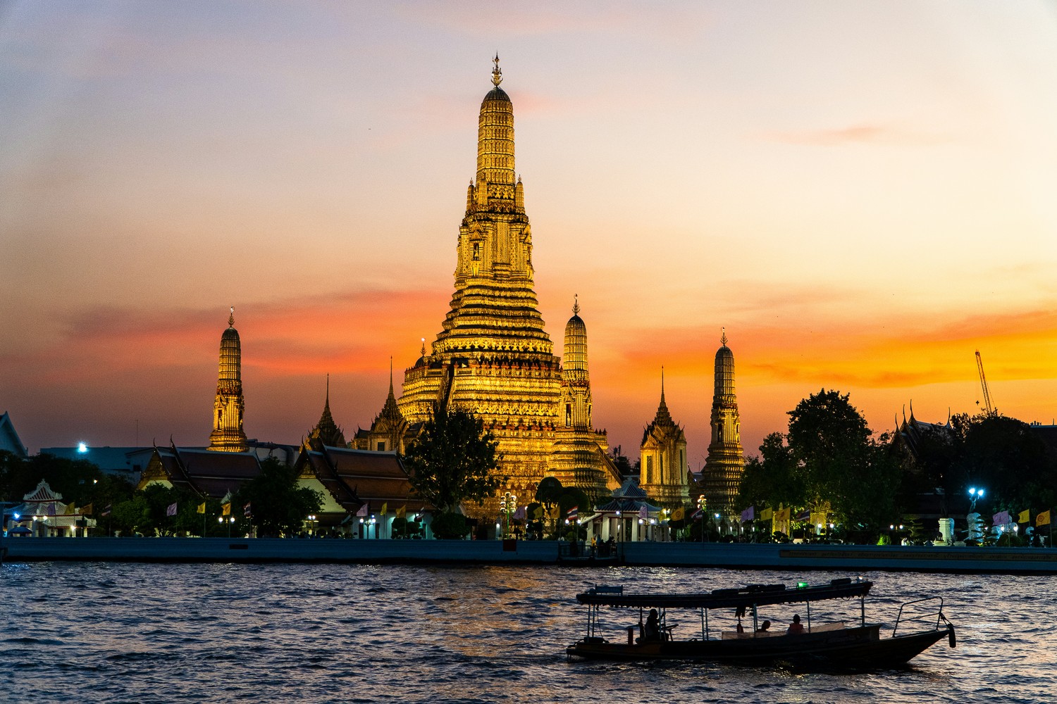 Temple Wat Arun au bord de la rivière Chao Phraya à Bangkok