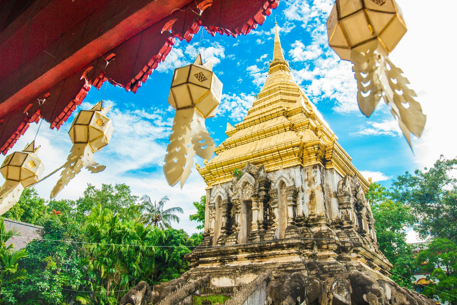Chedi ancien avec des sculptures d'éléphants au Wat Chiang Man