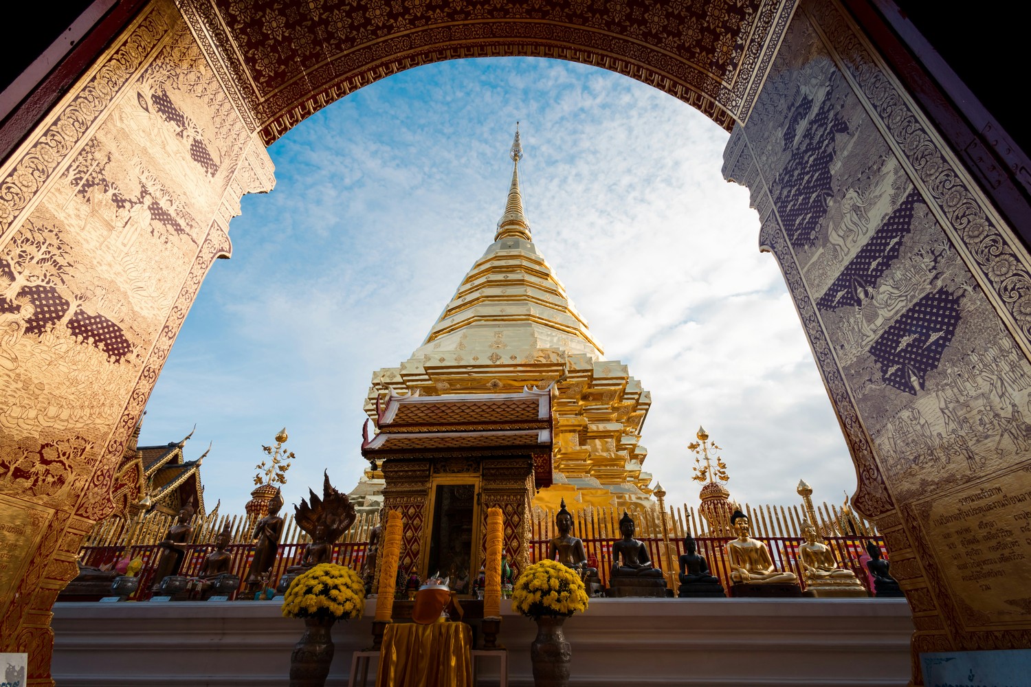 Le stupa doré brillant du temple Doi Suthep au sommet de la montagne