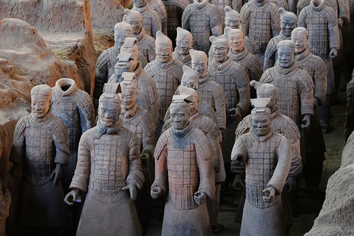 Groupe de guerriers en terre cuite observés de près dans une fosse