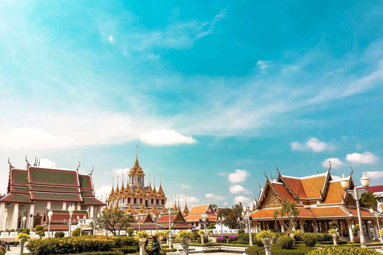 Les flèches métalliques du Loha Prasat au Wat Ratchanatdaram, à Bangkok