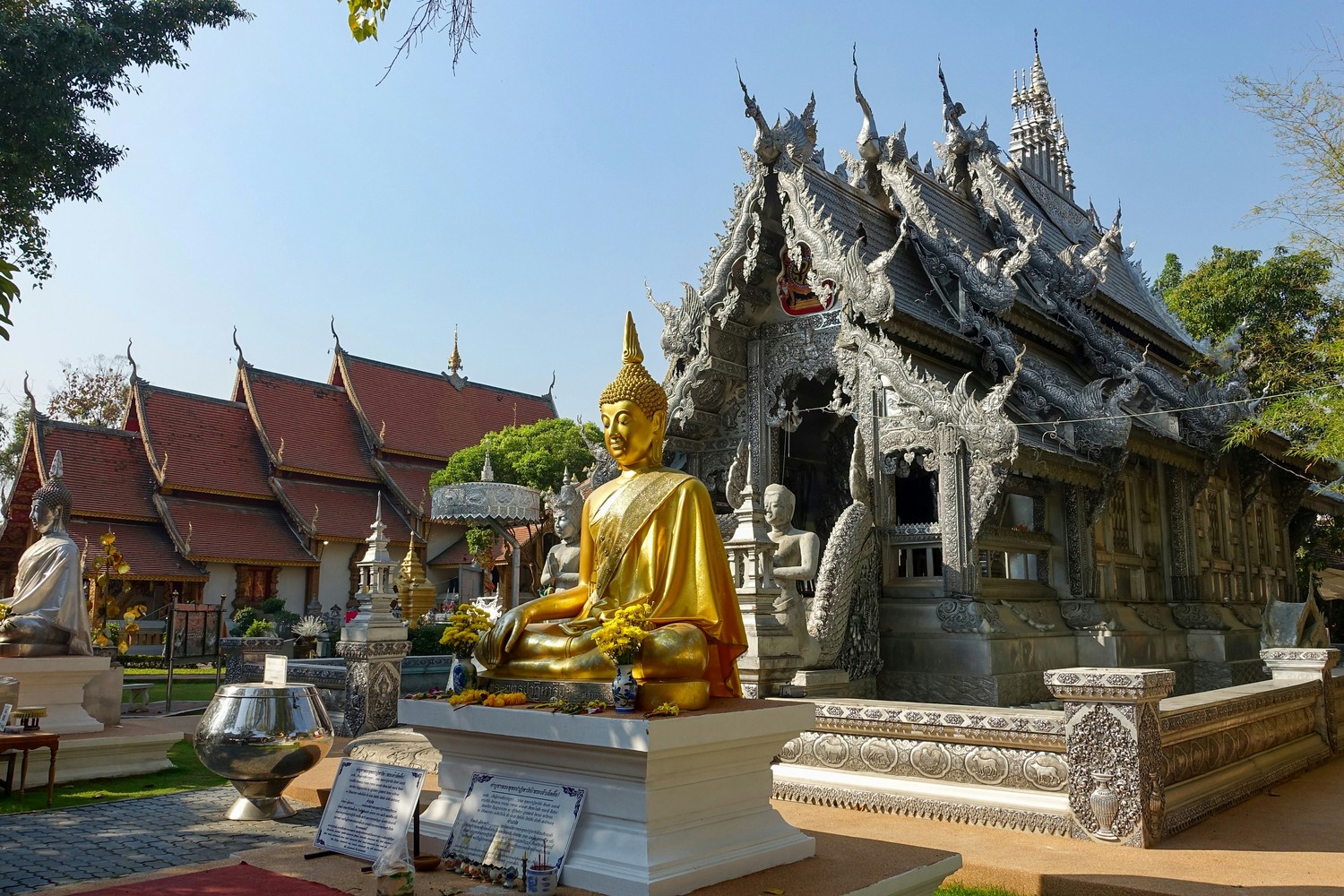 La façade détaillée et scintillante du temple d'argent Wat Sri Suphan