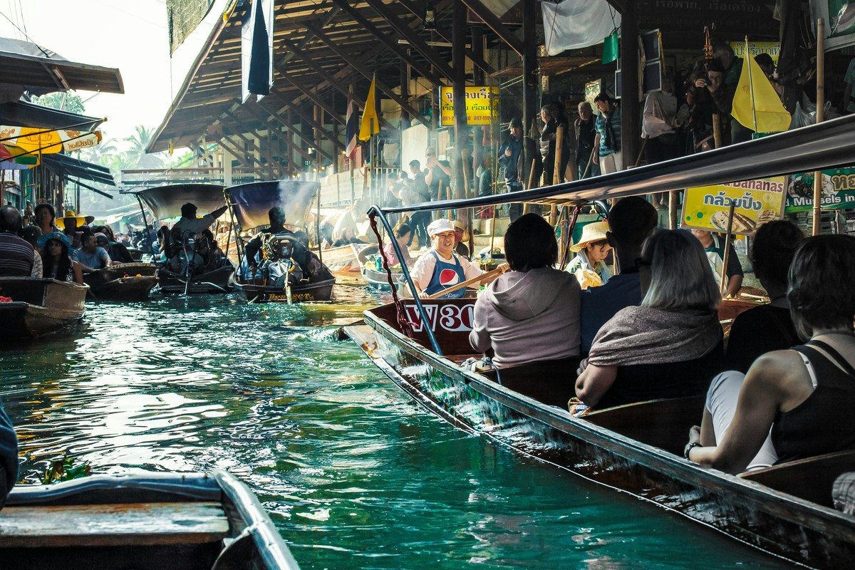 Barques de touristes à la file sur le canal encombré du marché flottant de Damnoen Saduak