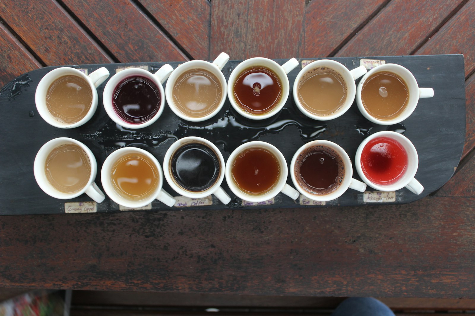 Plateau de dégustation de douze petites tasses de cafés et de thés, typique des plantations touristiques de Bali