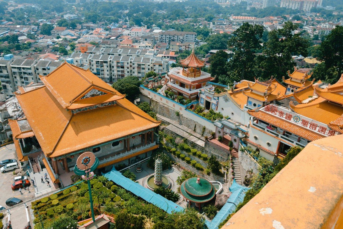 Toits orange du complexe de Kek Lok Si dominant les immeubles d'Air Itam à Penang