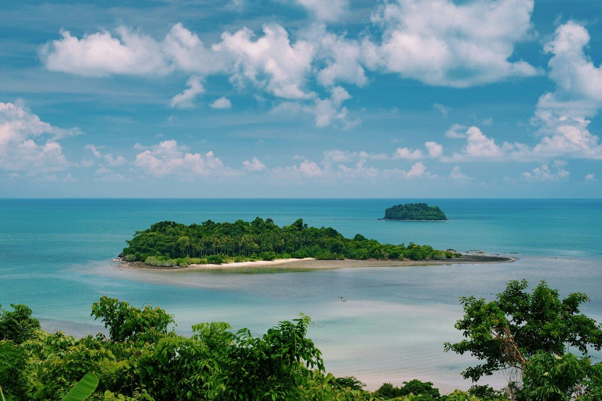 Îlot boisé relié à la côte par un banc de sable, vu depuis le point de vue de Kai Bae à Koh Chang