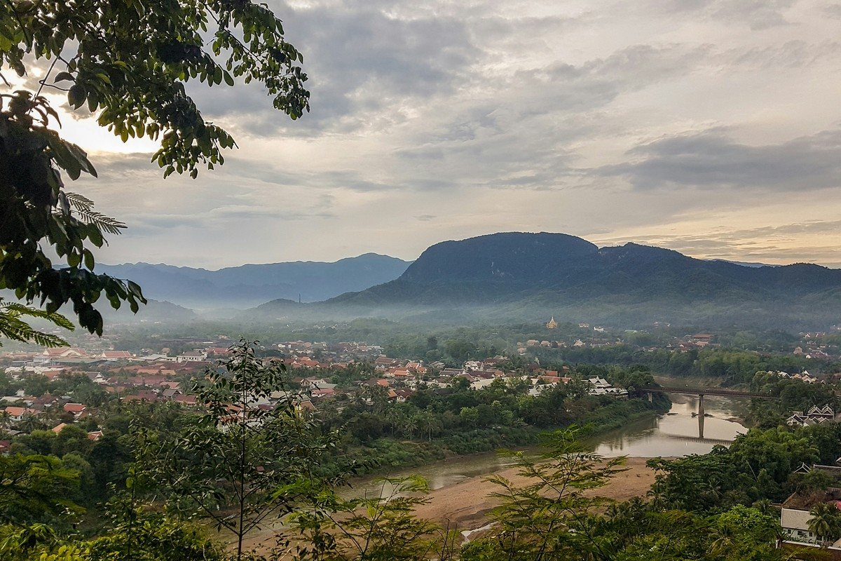 Les toits de Luang Prabang et la rivière Nam Khan vus depuis le mont Phousi