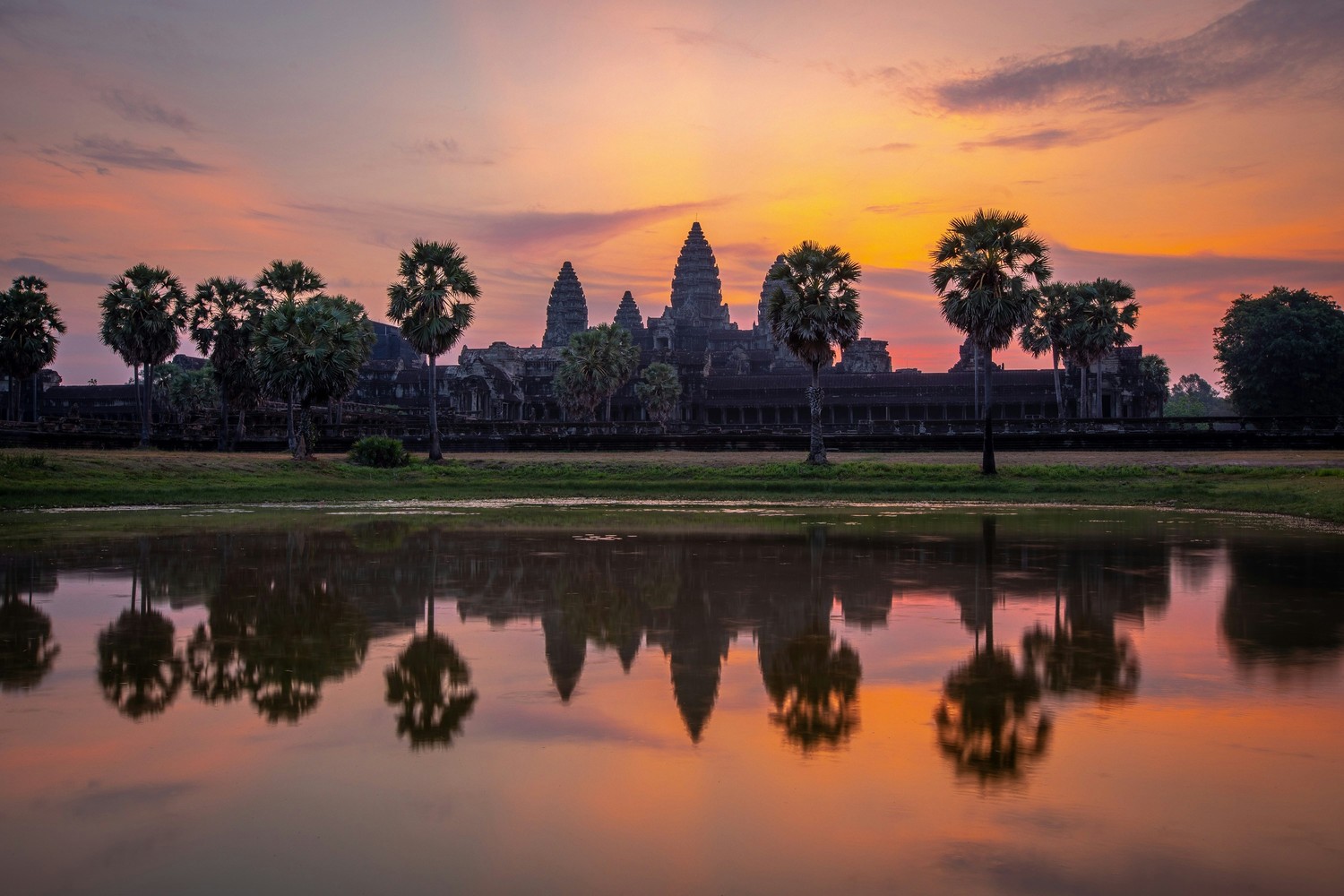Le temple d'Angkor Vat au lever du soleil, reflété dans le bassin, Cambodge