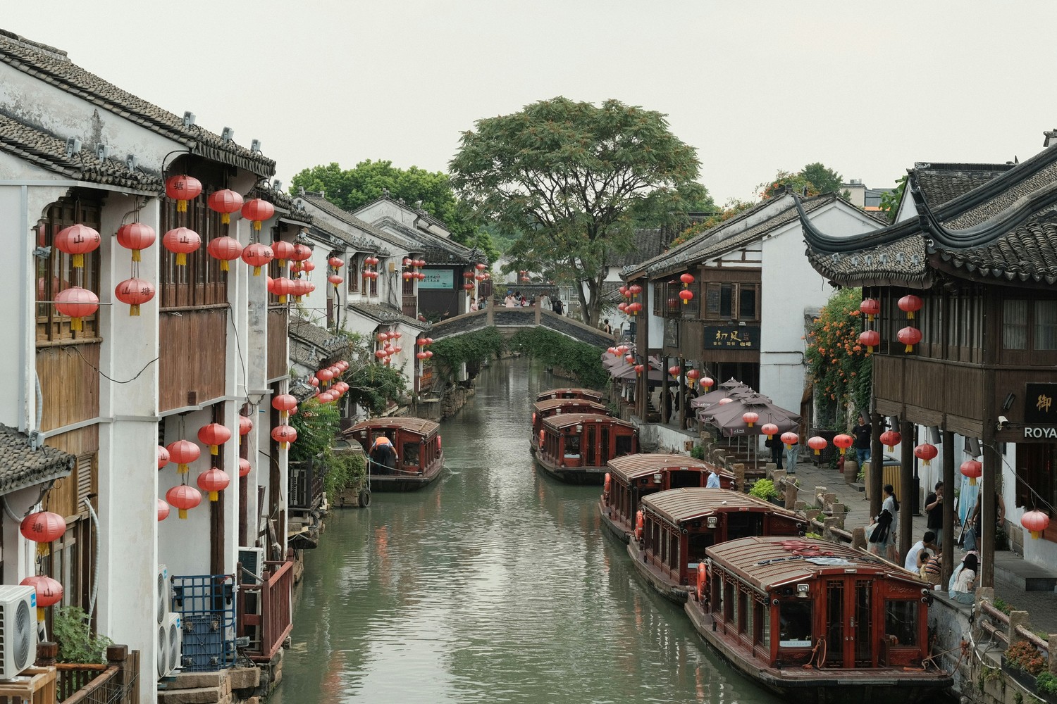 Canal bordé de maisons anciennes et de lanternes rouges à Suzhou, Chine