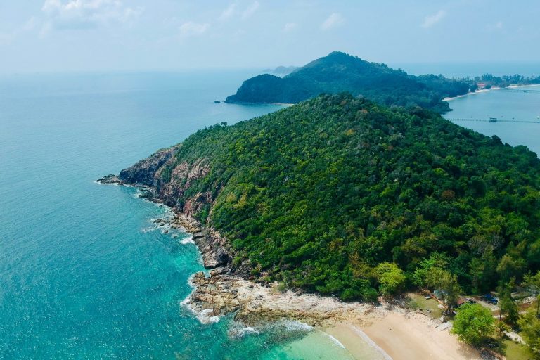 Île tropicale et eau turquoise vue du ciel en Malaisie