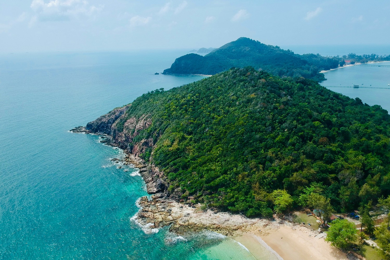 Île tropicale et eau turquoise vue du ciel en Malaisie