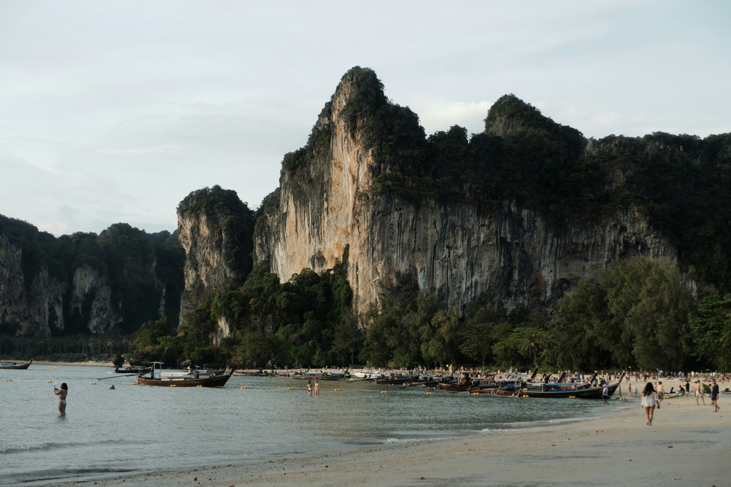 Falaises calcaires et plage de Railay en Thaïlande