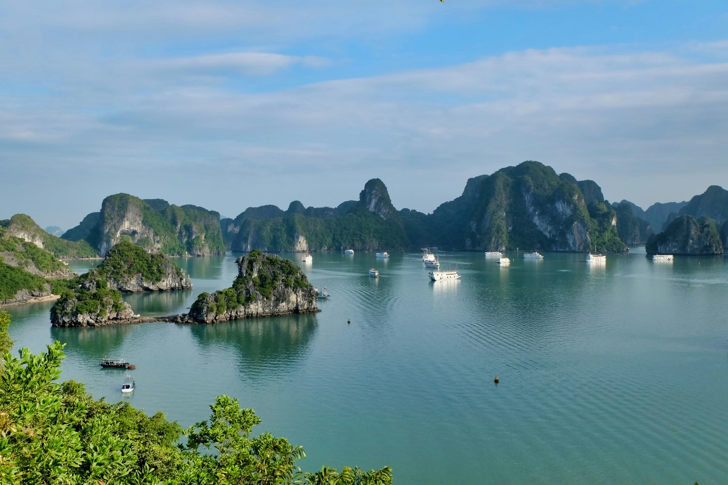 Pitons calcaires de la baie d'Along au Vietnam