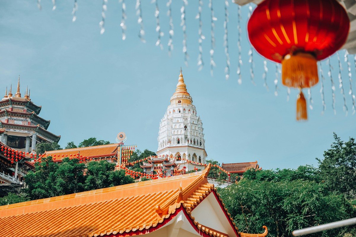 Pagode blanche des 10 000 Bouddhas coiffée de son sommet doré, au-dessus des toits de Kek Lok Si