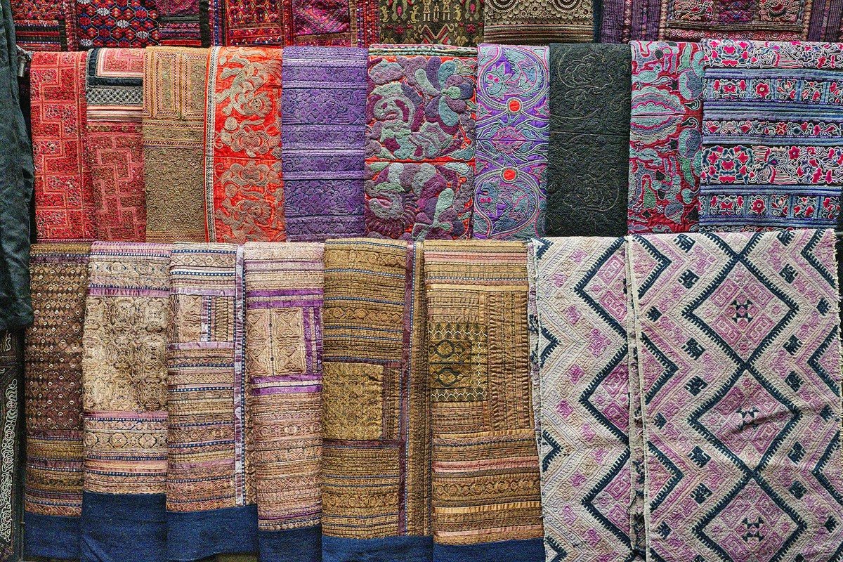 Étoffes thaïlandaises tissées main, empilées et brodées de motifs traditionnels