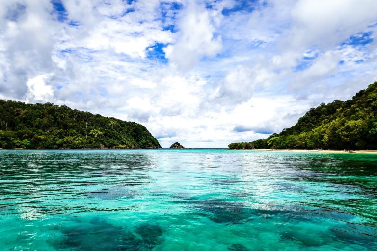 Le chenal peu profond entre Koh Rok Nok et Koh Rok Nai, borde de sable blanc et de foret