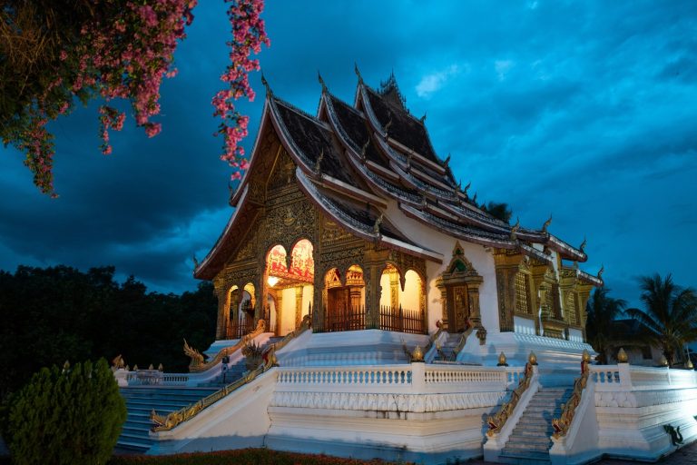 Le pavillon Haw Pha Bang illumine a l'heure bleue, dans l'enceinte du palais royal de Luang Prabang