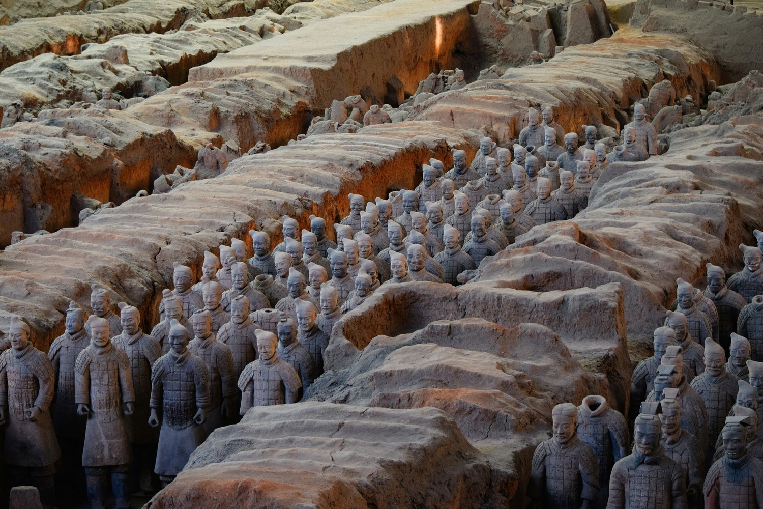 Rangées de guerriers en terre cuite dans une fosse archéologique à Xi’an