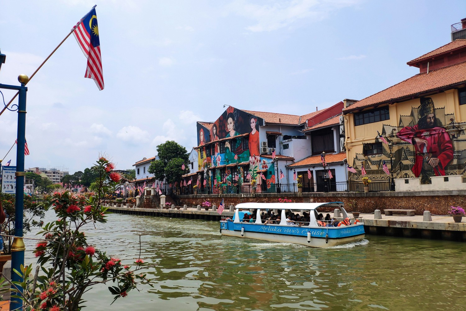 Croisière fluviale devant les fresques et bâtiments coloniaux de Malacca