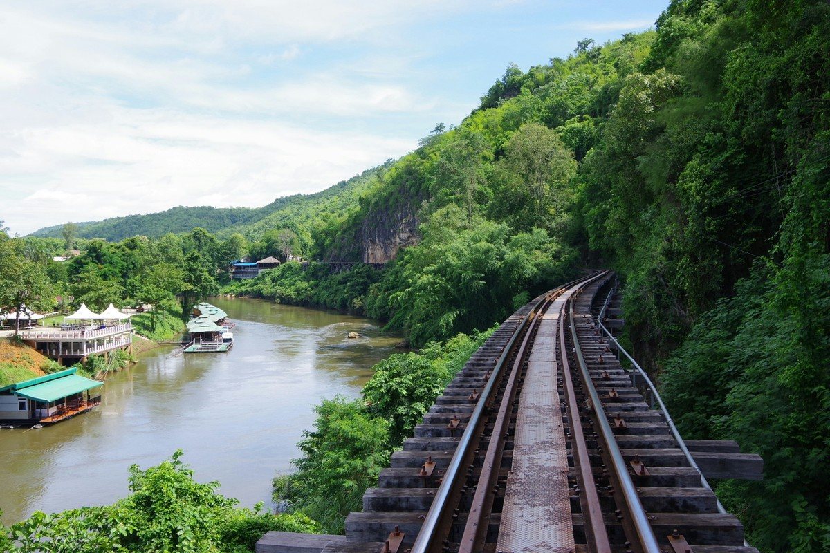 Viaduc de bois de la voie ferrée de la mort longeant la rivière en amont de Kanchanaburi