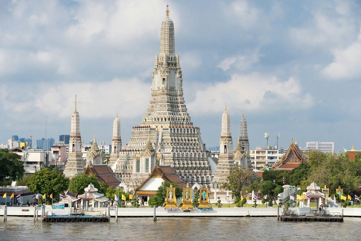 Le prang central du Wat Arun vu depuis la Chao Phraya