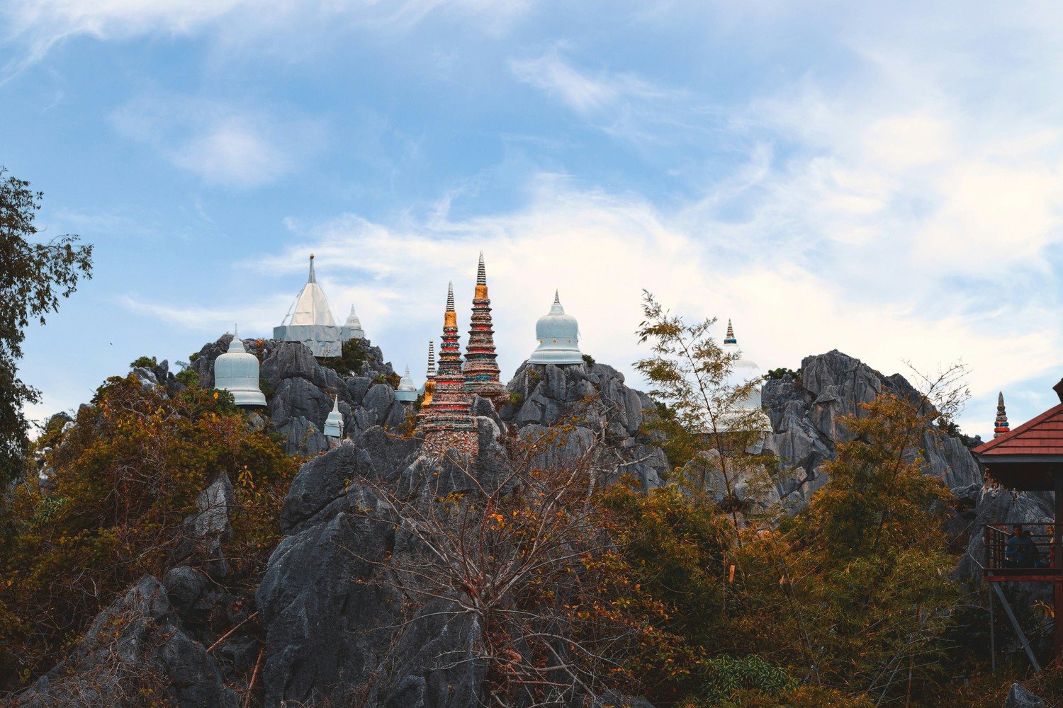 Les pagodes blanches du Wat Chaloem Phra Kiat perchees sur des pics rocheux, province de Lampang