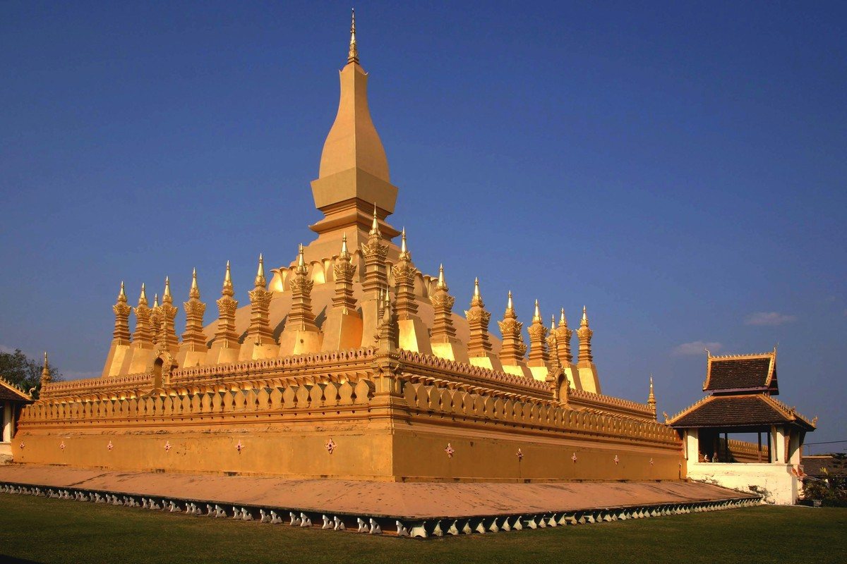 Le stupa doré du Pha That Luang à Vientiane, éclairé par la lumière rasante de fin de journée.