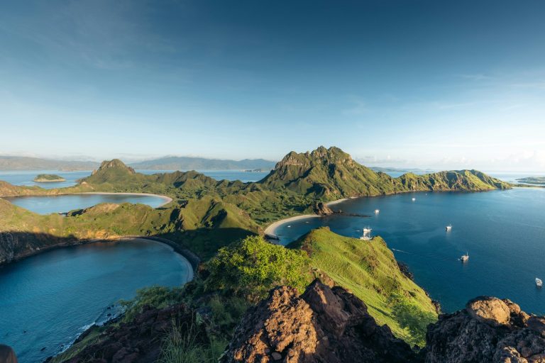 Vue aérienne de l'île de Padar et de ses baies, sous un ciel dégagé.
