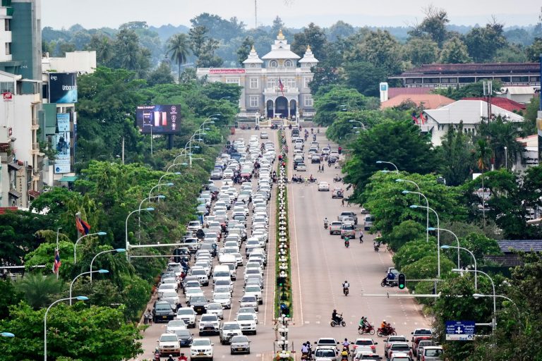 L'avenue Lane Xang à Vientiane vue depuis le Patuxai, embouteillée aux heures de pointe, avec le palais présidentiel au fond.